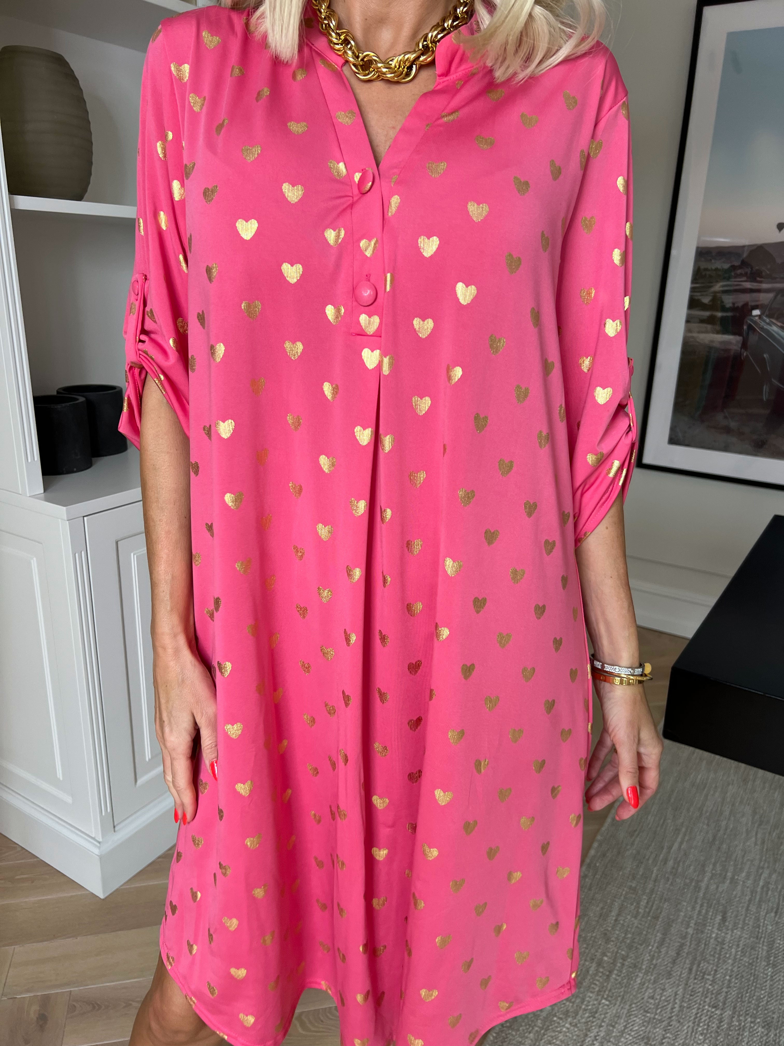 Ebba Gold Heart - Plus size resårklänning med guldfärgade hjärtdetaljer